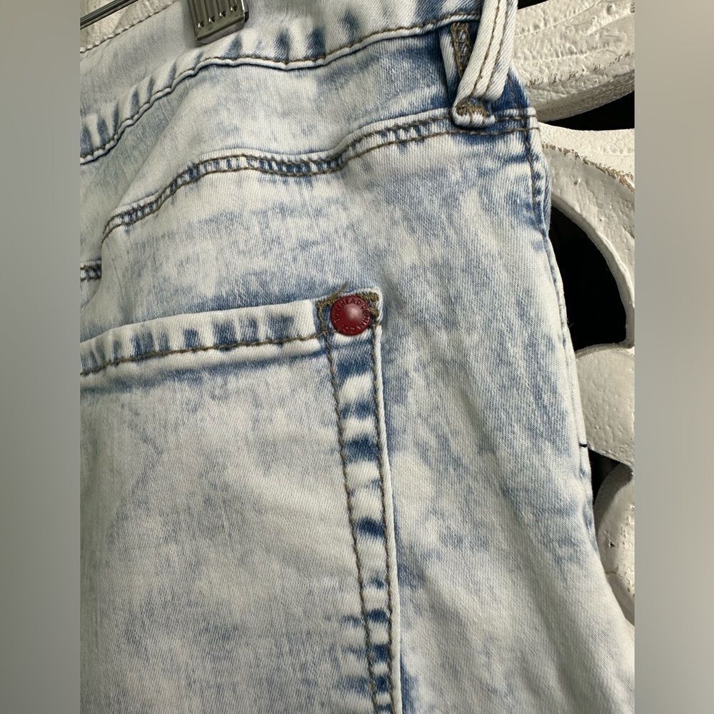 Bullhead Low-rise Skinniest Jean in Acid Wash color size 9 - Picture 3 of 13